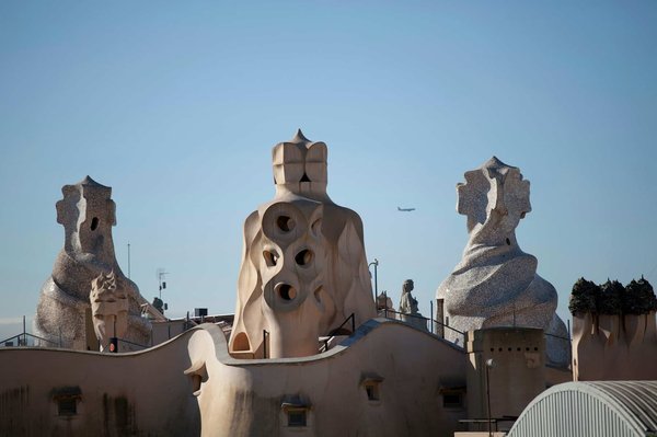 Est-il possible de louer un appartement à Barcelone avec un atelier de mosaïque de style Gaudí?